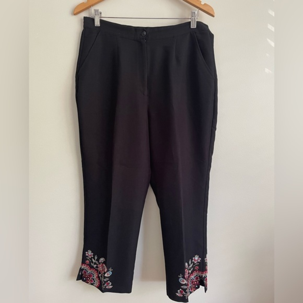 Koret Women’s Straight Leg Capri Medium‎ Floral Embroidery Black